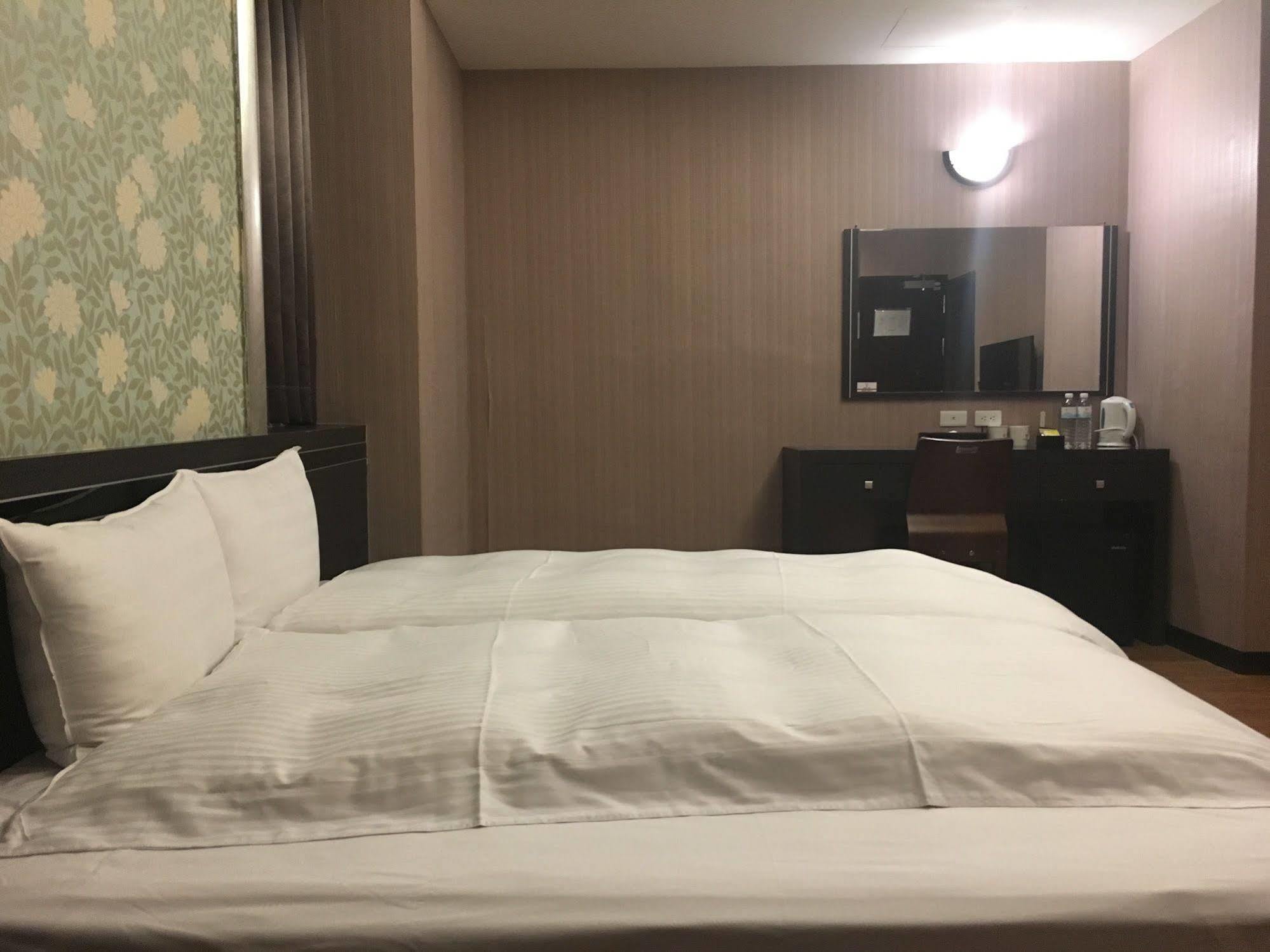 Military 75 Hotel Taichung Exterior foto